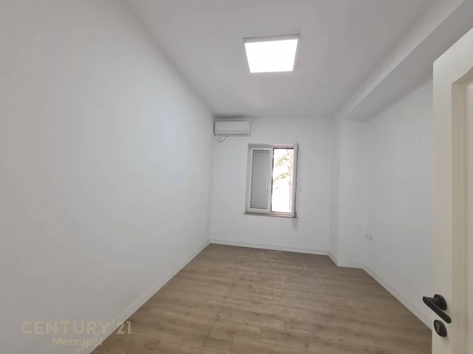 Tirane, jepet me qera zyre Kati 3, 100 m² 1.000 € (Shallvare)