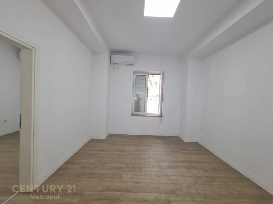 Tirane, jepet me qera zyre Kati 3, 100 m² 1.000 € (Shallvare)