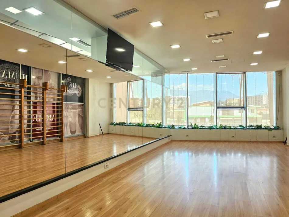 Tirane, shitet ambjent biznesi Kati 1, 500 m² 1.500.000 € (Rr.Teodor Koka)