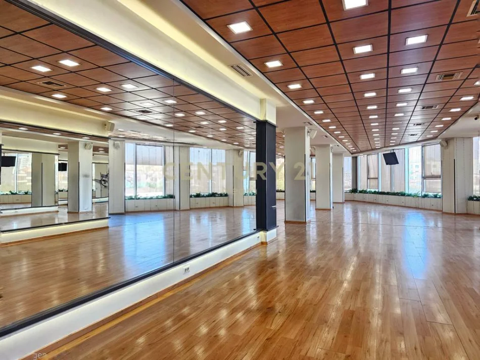 Tirane, jepet me qera ambjent biznesi Kati 1, 500 m² 6.000 € (Rr.Teodor Koka)