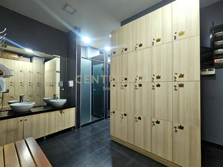Tirane, jepet me qera ambjent biznesi Kati 1, 500 m² 6.000 € (Rr.Teodor Koka)