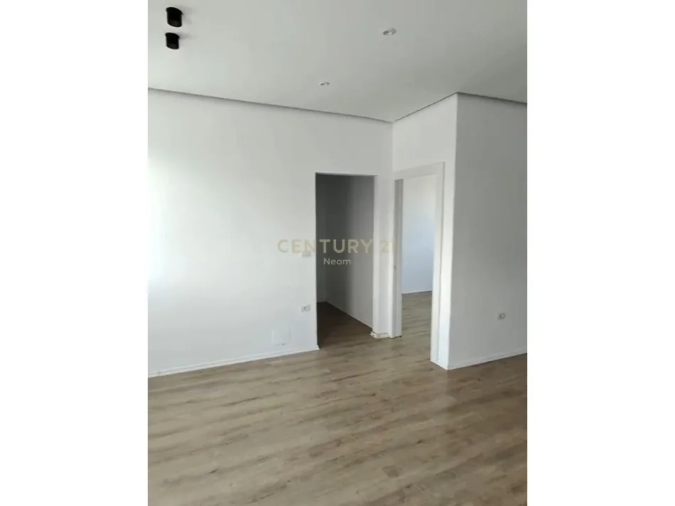 Tirane, jepet me qera apartament 2+1 Kati 4, 90 m² 700 € (bllok)