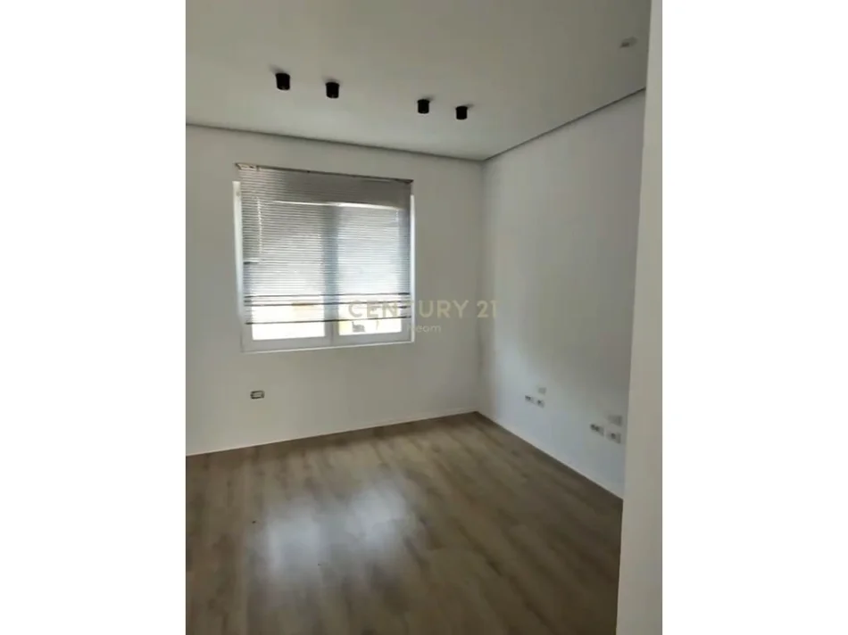 Tirane, jepet me qera apartament 2+1 Kati 4, 90 m² 700 € (bllok)