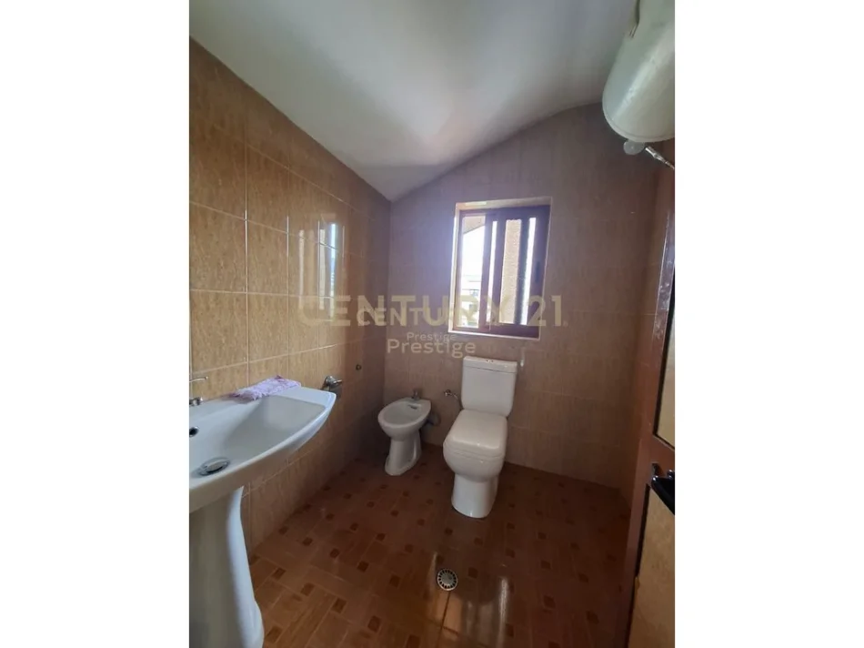 Tirane, jepet me qera apartament 2+1+Ballkon Kati 4, 121 m² 400 € (Rrethrrotullimi i Shkozes)