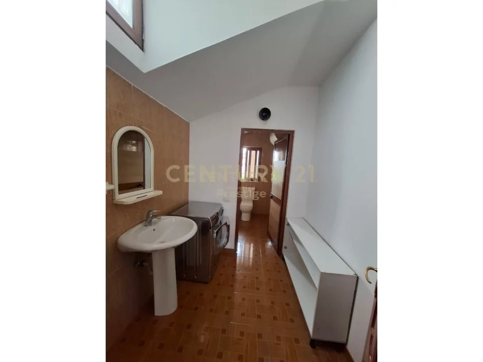 Tirane, jepet me qera apartament 2+1+Ballkon Kati 4, 121 m² 400 € (Rrethrrotullimi i Shkozes)