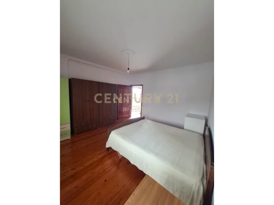 Tirane, jepet me qera apartament 2+1+Ballkon Kati 4, 121 m² 400 € (Rrethrrotullimi i Shkozes)