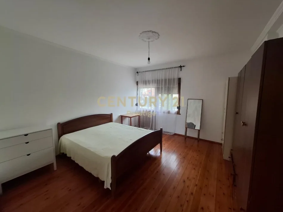 Tirane, jepet me qera apartament 2+1+Ballkon Kati 4, 121 m² 400 € (Rrethrrotullimi i Shkozes)