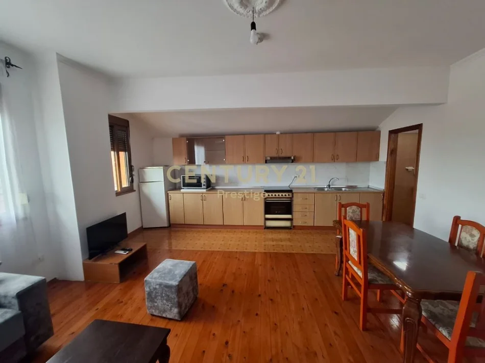 Tirane, jepet me qera apartament 2+1+Ballkon Kati 4, 121 m² 400 € (Rrethrrotullimi i Shkozes)