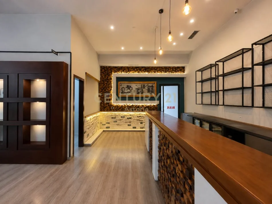 Tirane, jepet me qera ambjent biznesi Kati 0, 150 m² 2.000 € (21 Dhjetori)