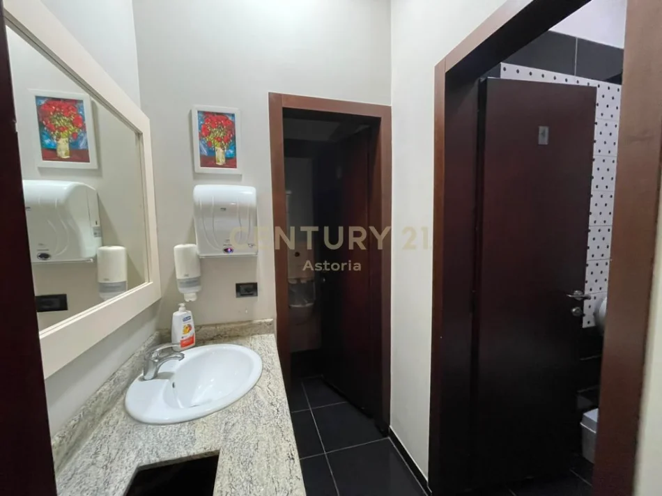 Tirane, jepet me qera ambjent biznesi Kati 0, 150 m² 2.000 € (21 Dhjetori)