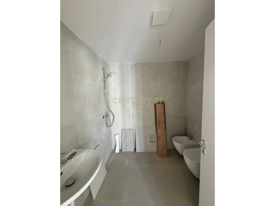 Tirane, jepet me qera apartament 2+1 Kati 7, 125 m² 800 €
