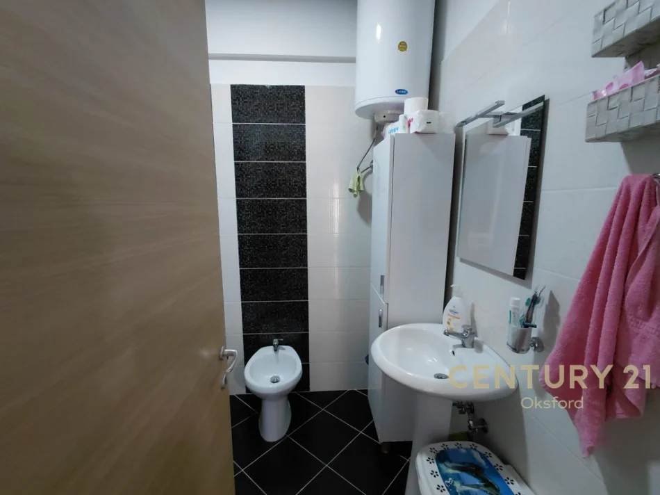 Tirane, jepet me qera apartament 1+1+Ballkon Kati 4, 69 m² 550 € (Liqeni i Thate)