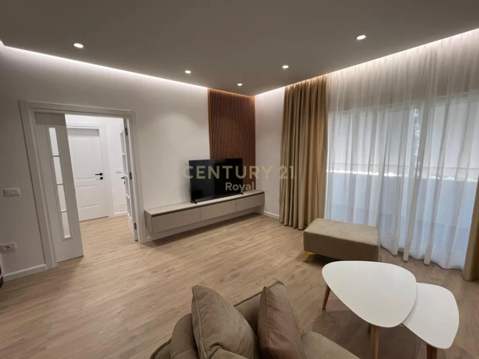 Tirane, jepet me qera apartament 2+1 Kati 3, 120 m² 1.000 € (Zogu i Zi ROYAL146503)