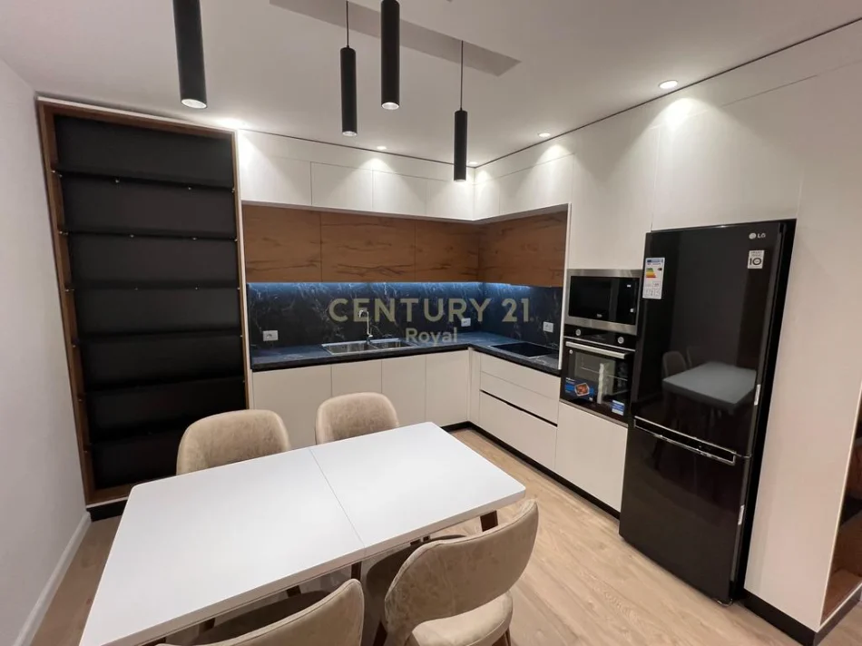 Tirane, jepet me qera apartament 2+1+Ballkon Kati 3, 120 m² 1.000 € (Zogu i Zi)