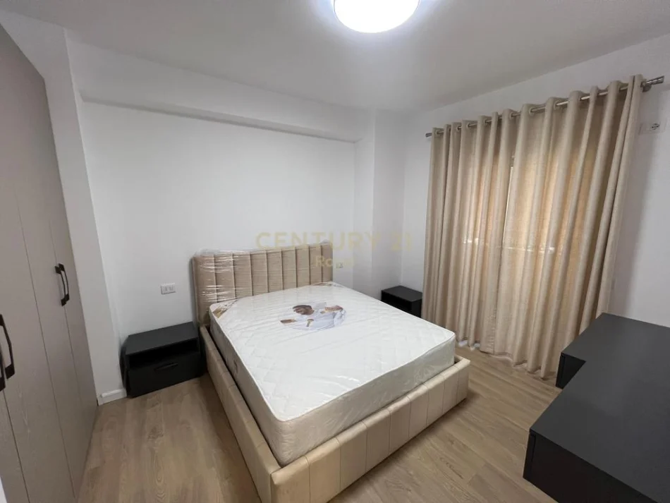 Tirane, jepet me qera apartament 2+1 Kati 3, 120 m² 1.000 € (Zogu i Zi ROYAL146503)