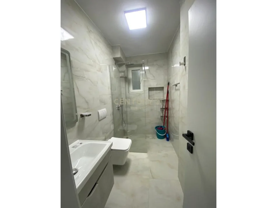 Tirane, jepet me qera apartament 2+1 Kati 1, 91 m² 1.000 € (Qender everest146567)