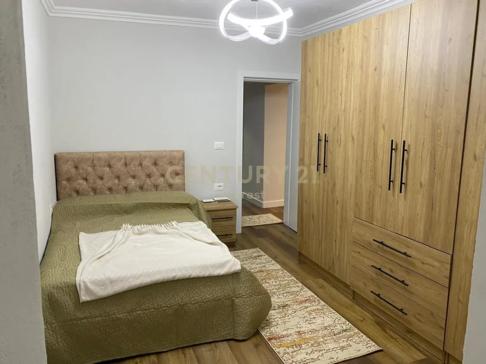 Tirane, jepet me qera apartament 2+1 Kati 1, 91 m² 1.000 € (Qender everest146567)
