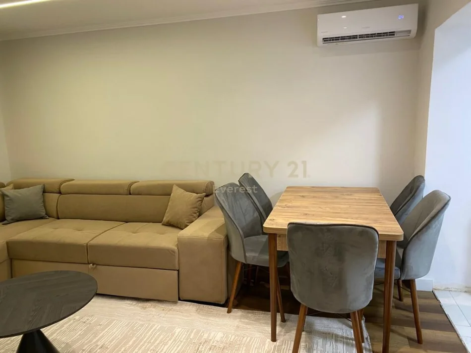 Tirane, jepet me qera apartament 2+1 Kati 1, 91 m² 1.000 € (Qender everest146567)