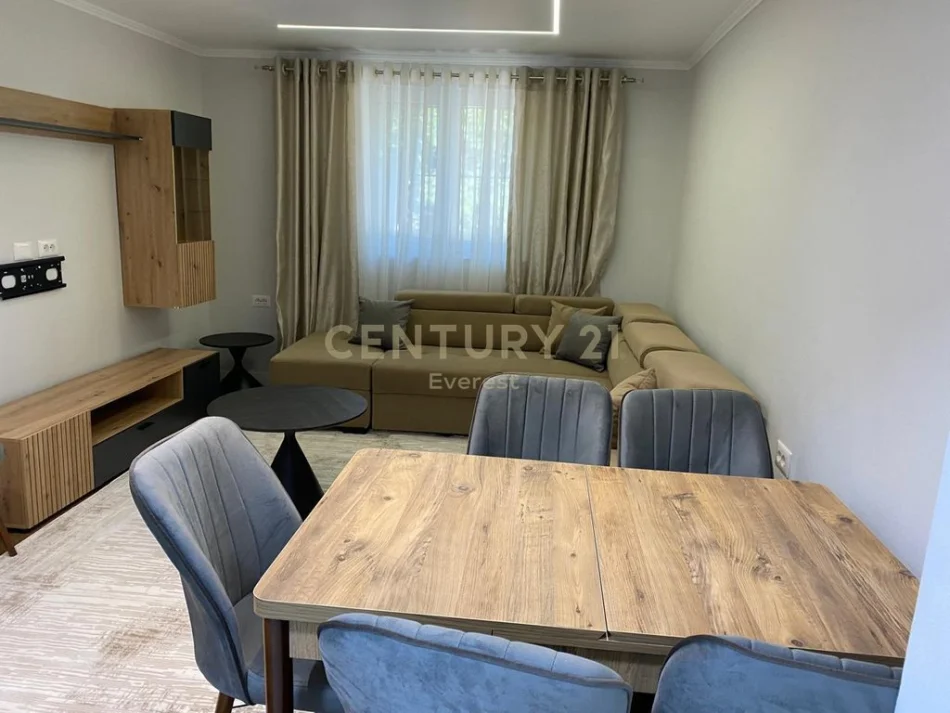 Tirane, jepet me qera apartament 2+1 Kati 1, 91 m² 1.000 € (Qender everest146567)