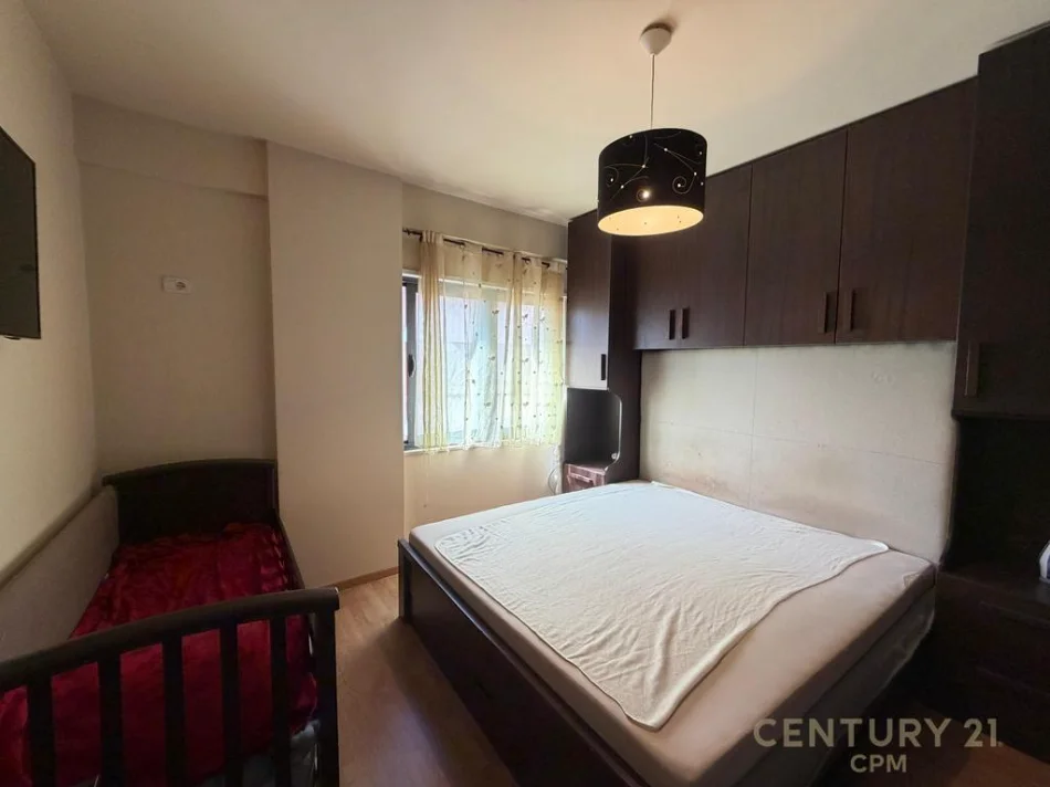 Tirane, jepet me qera apartament 1+1+Ballkon Kati 3, 68 m² 550 € (Liqeni i Thate)