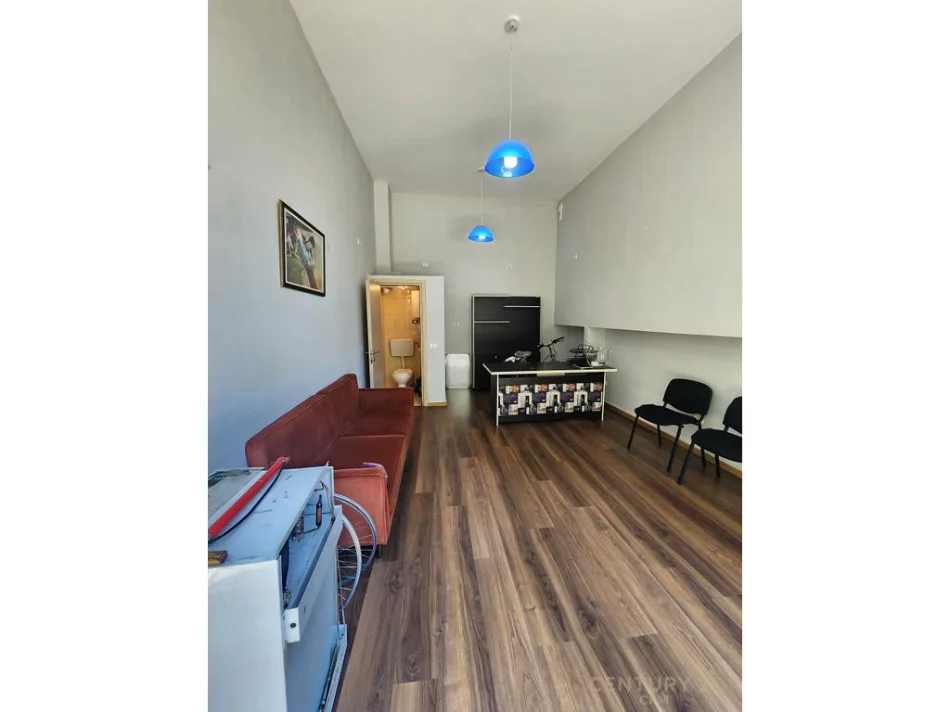 Tirane, jepet me qera ambjent biznesi Kati 0, 22 m² 400 € 