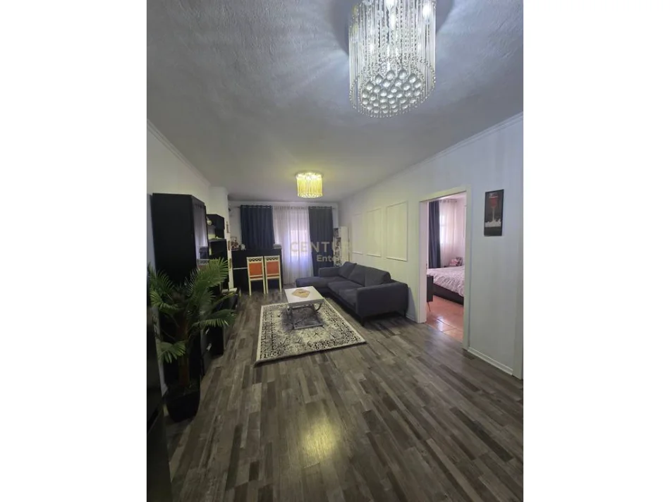 Tirane, jepet me qera apartament 1+1+Ballkon Kati 6, 62 m² 700 € (Komuna e Parisit)