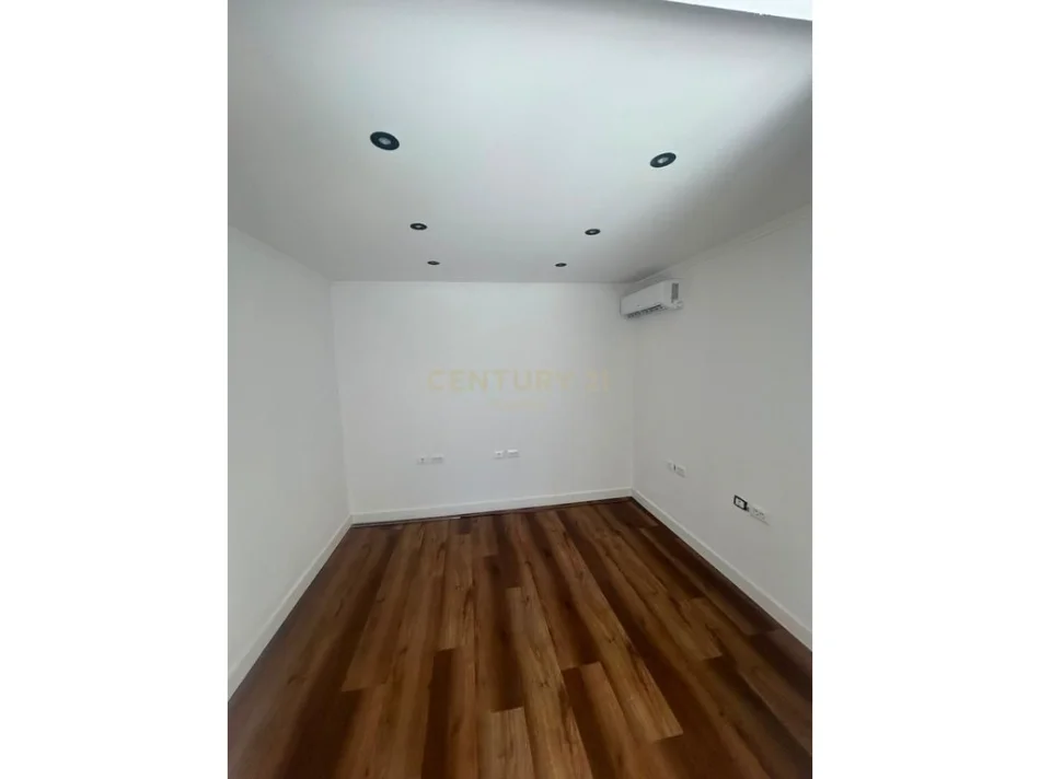 Tirane, jap me qera zyre Kati 0, 45 m² 1.000 € (Rr Qemal Stafa)
