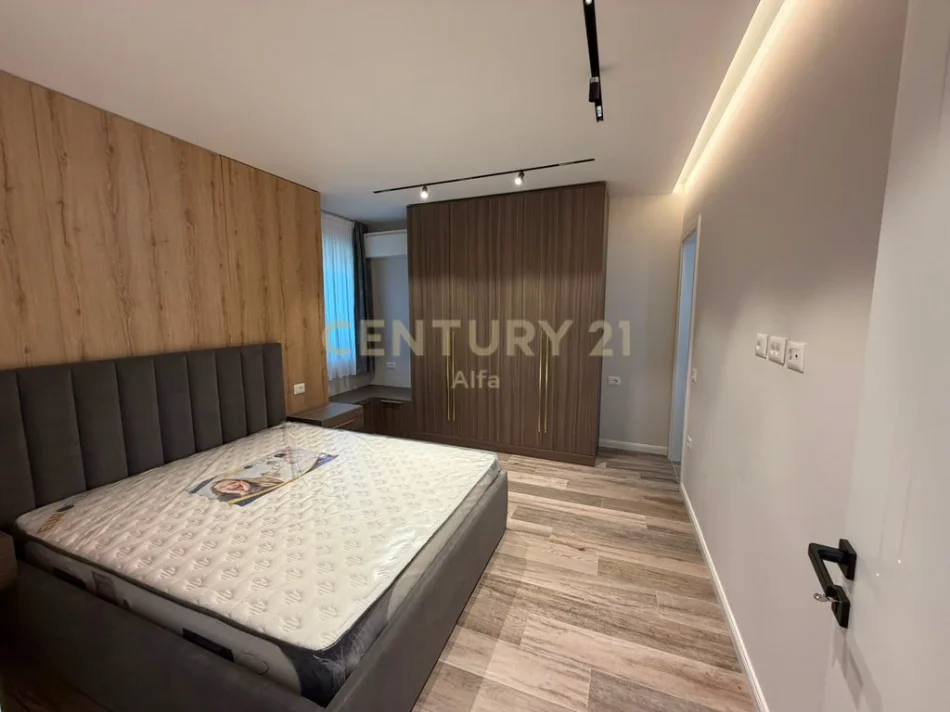 Tirane, jepet me qera apartament 2+1 Kati 6, 102 m²