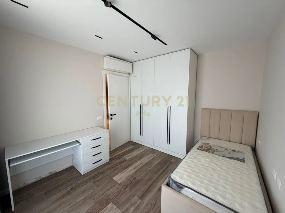Tirane, jepet me qera apartament 2+1 Kati 6, 102 m²