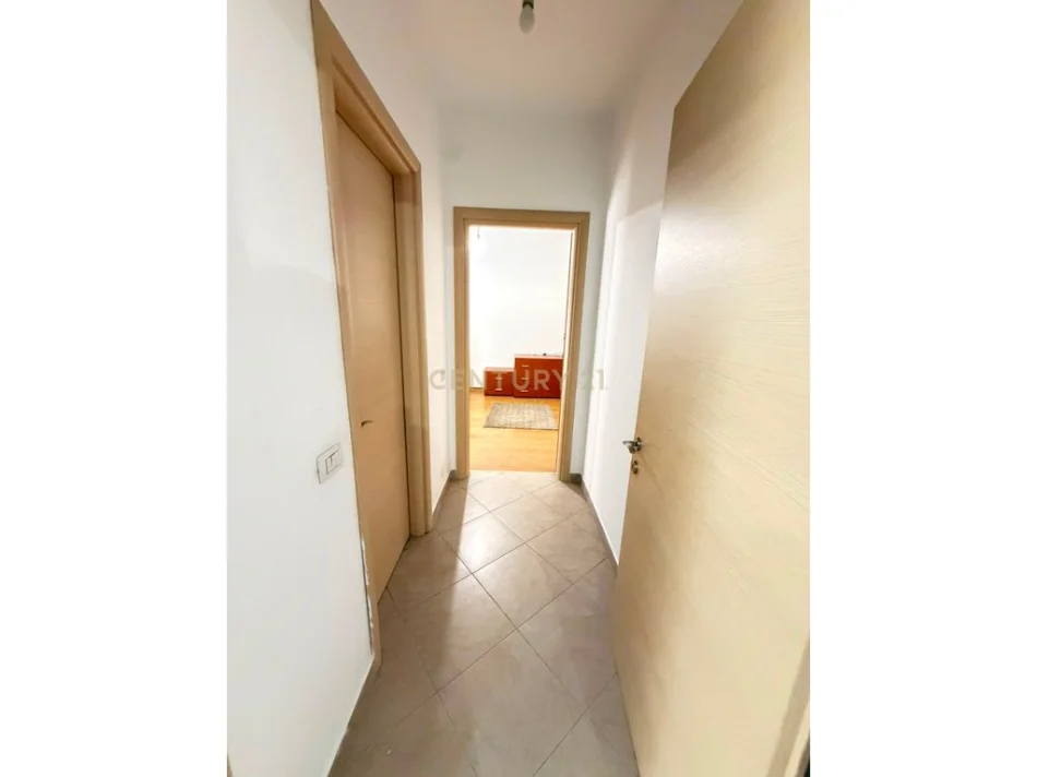 Tirane, jepet me qera apartament 1+1+Ballkon Kati 2, 91 m² 600 € (ish Parku)