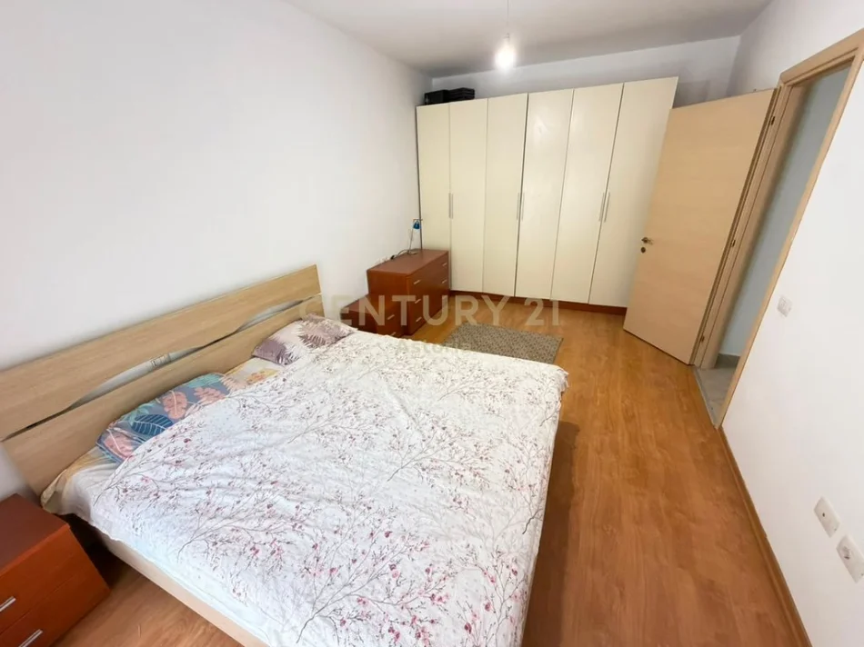 Tirane, jepet me qera apartament 1+1+Ballkon Kati 2, 91 m² 600 € (ish Parku)