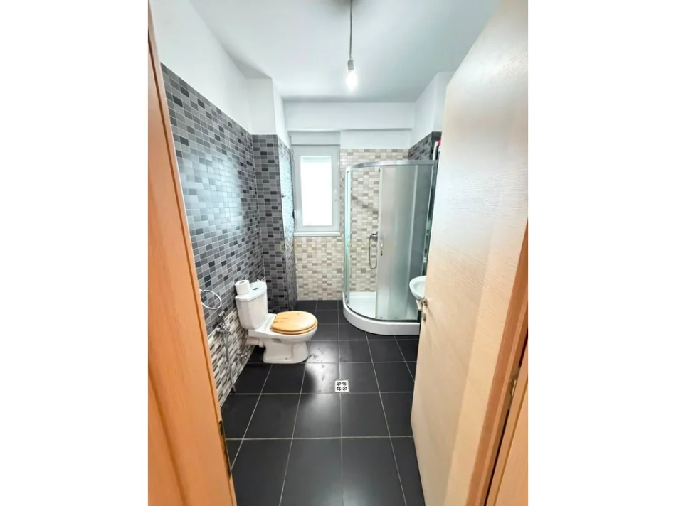 Tirane, jepet me qera apartament 1+1+Ballkon Kati 2, 91 m² 600 € (ish Parku)
