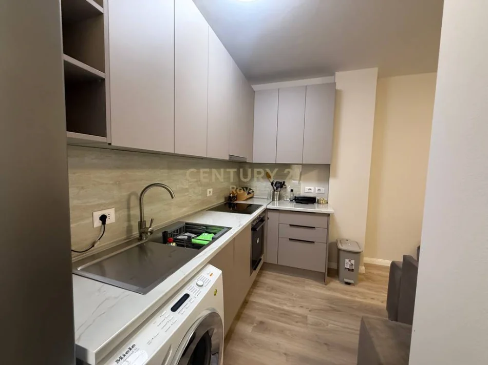 Tirane, jepet me qera apartament 1+1+Ballkon Kati 3, 65 m² 600 € 