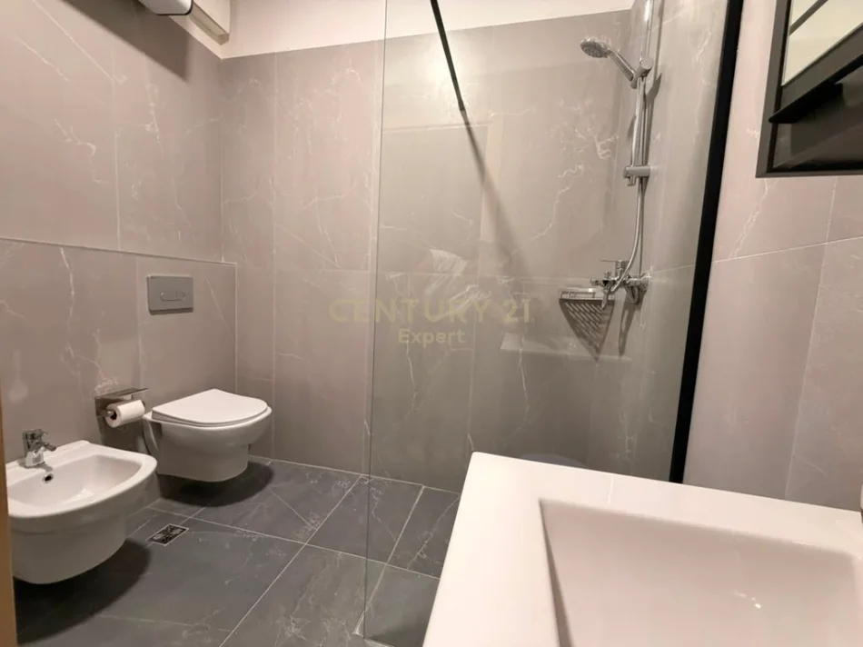 Tirane, jepet me qera apartament 2+1 Kati 1, 104 m² 680 € 