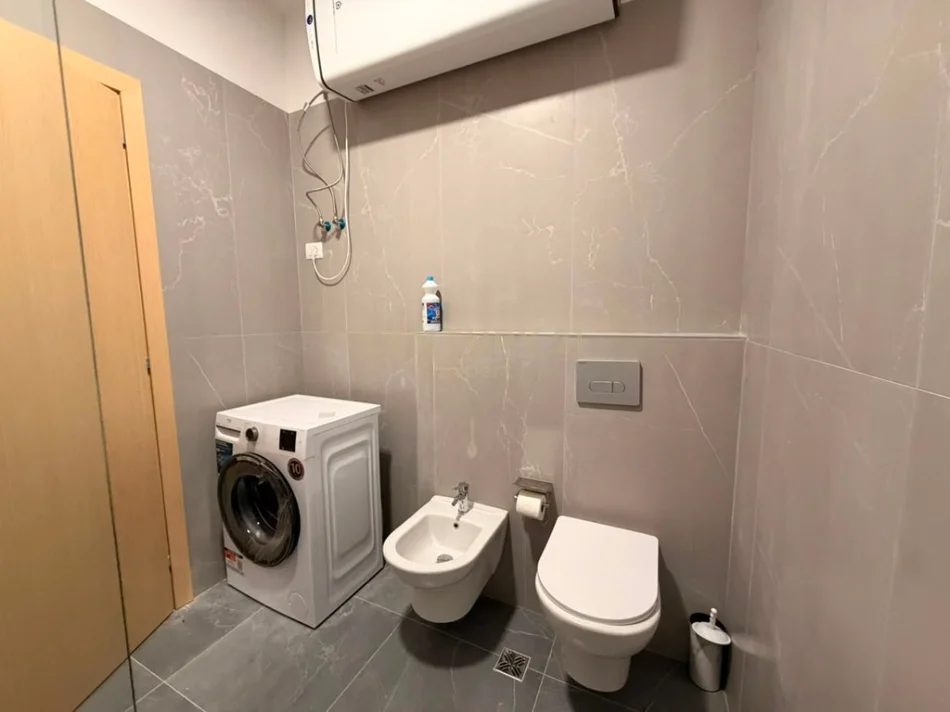 Tirane, jepet me qera apartament 2+1 Kati 1, 104 m² 680 € (5 maji tek uptown)