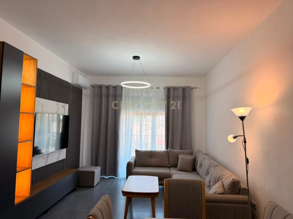 Tirane, jepet me qera apartament 2+1+Ballkon Kati 1, 104 m² 680 € (5 maji tek uptown)
