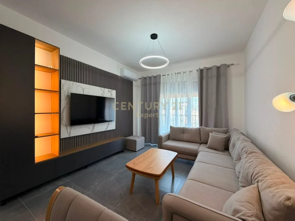Tirane, jepet me qera apartament 2+1+Ballkon Kati 1, 104 m² 680 € (5 maji tek uptown)