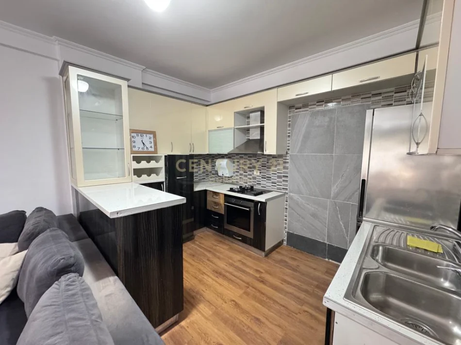 Tirane, jepet me qera apartament 1+1 Kati 7, 122 m² 550 € 