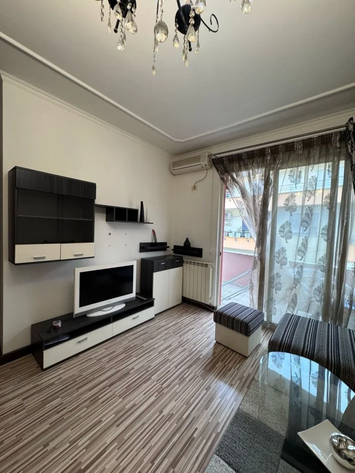 Tirane, jepet me qera apartament 2+1+Ballkon Kati 3, 85 m² 550 € (rruga e Ullishtes)