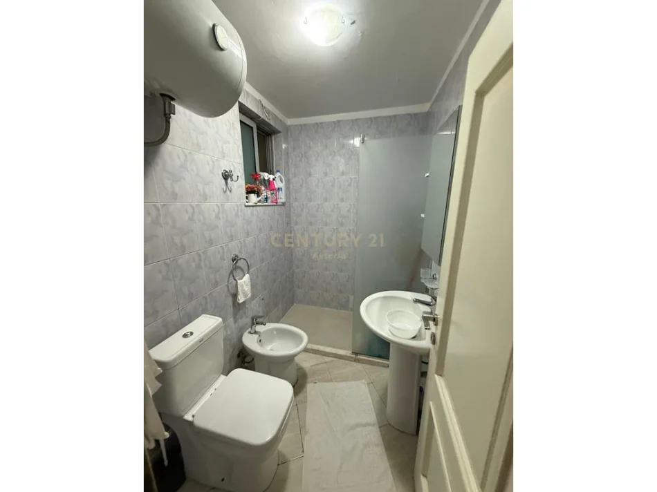 Tirane, jepet me qera apartament 1+1+Ballkon Kati 5, 46 m² 550 € (Pallati me Shigjeta)