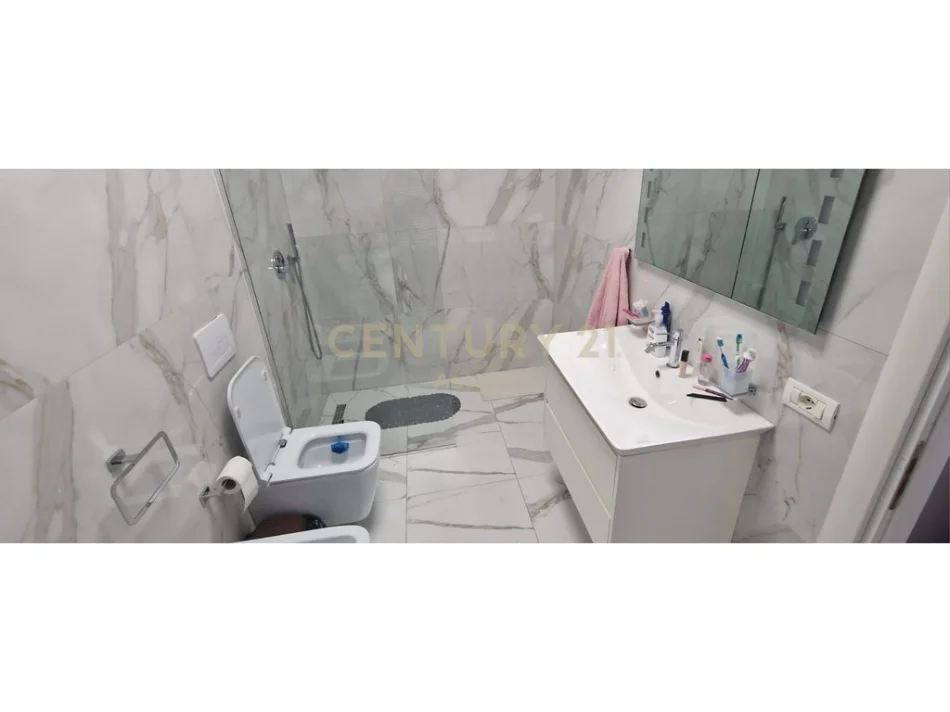 Tirane, jepet me qera apartament 2+1+Ballkon Kati 6, 105 m² 700 € (Unaza e Re)