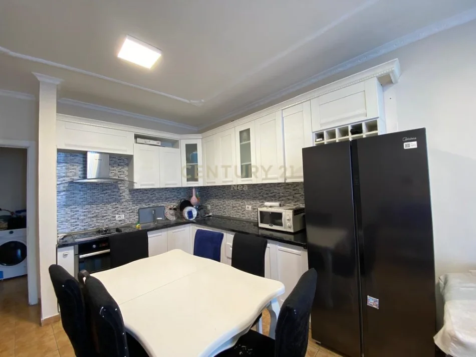 Tirane, jepet me qera apartament 2+1 Kati 8, 95 m² 500 € 