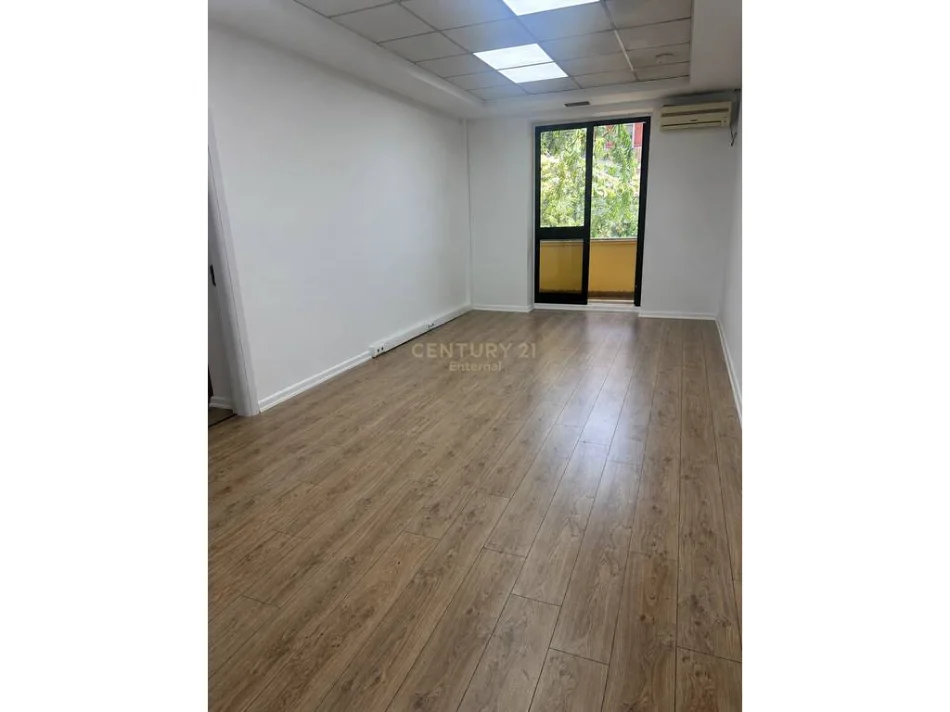 Tirane, jepet me qera ambjent biznesi Kati 1, 120 m² 1.300 € (Bulevardi Zogu 1)