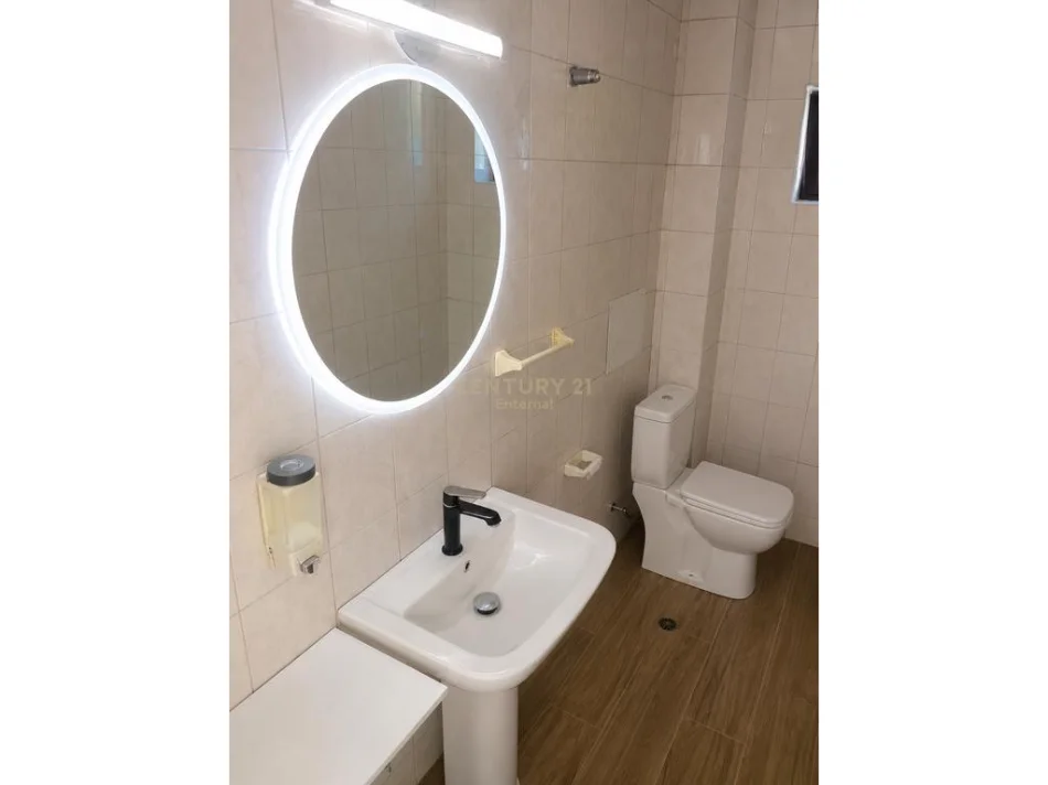 Tirane, jepet me qera ambjent biznesi Kati 1, 120 m² 1.300 € (Bulevardi Zogu 1)