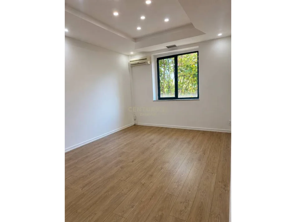 Tirane, jepet me qera ambjent biznesi Kati 1, 120 m² 1.300 € (Bulevardi Zogu 1)