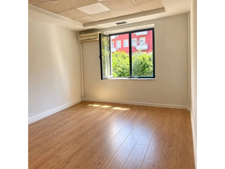 Tirane, jepet me qera ambjent biznesi Kati 1, 120 m² 1.300 € (Bulevardi Zogu 1)