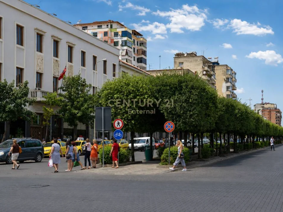 Tirane, jepet me qera ambjent biznesi Kati 1, 120 m² 1.300 € (Bulevardi Zogu 1)