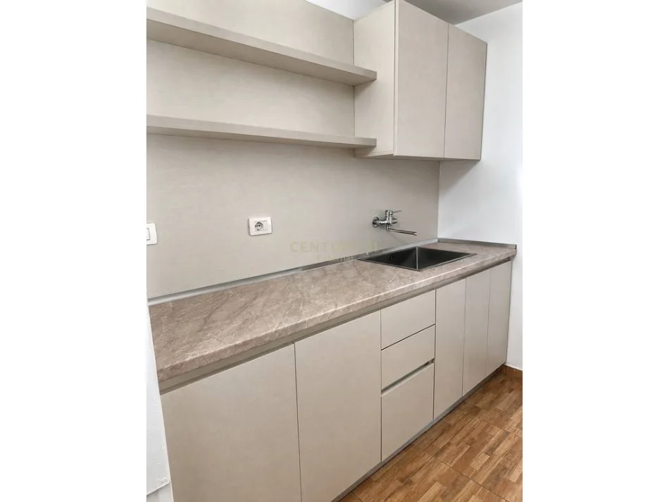 Tirane, jepet me qera ambjent biznesi Kati 1, 120 m² 1.300 € (Bulevardi Zogu 1)