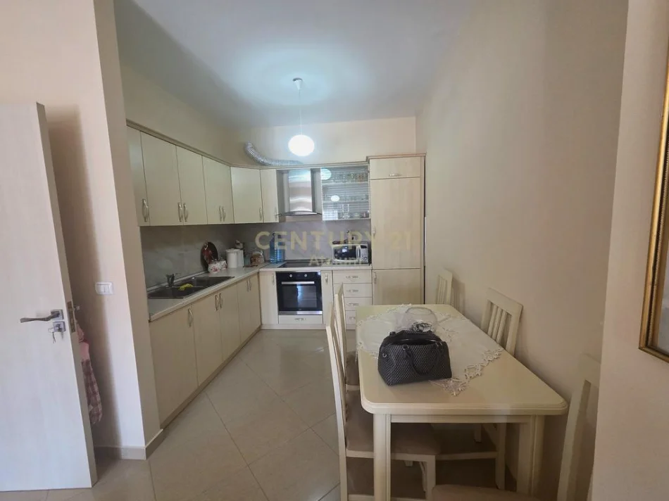 Tirane, jepet me qera apartament 1+1 Kati 1, 67 m² 400 € (Shkoze)