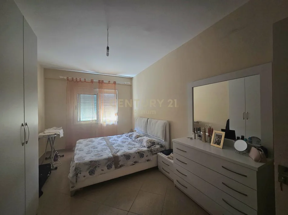 Tirane, jepet me qera apartament 1+1 Kati 1, 67 m² 400 € (Shkoze)